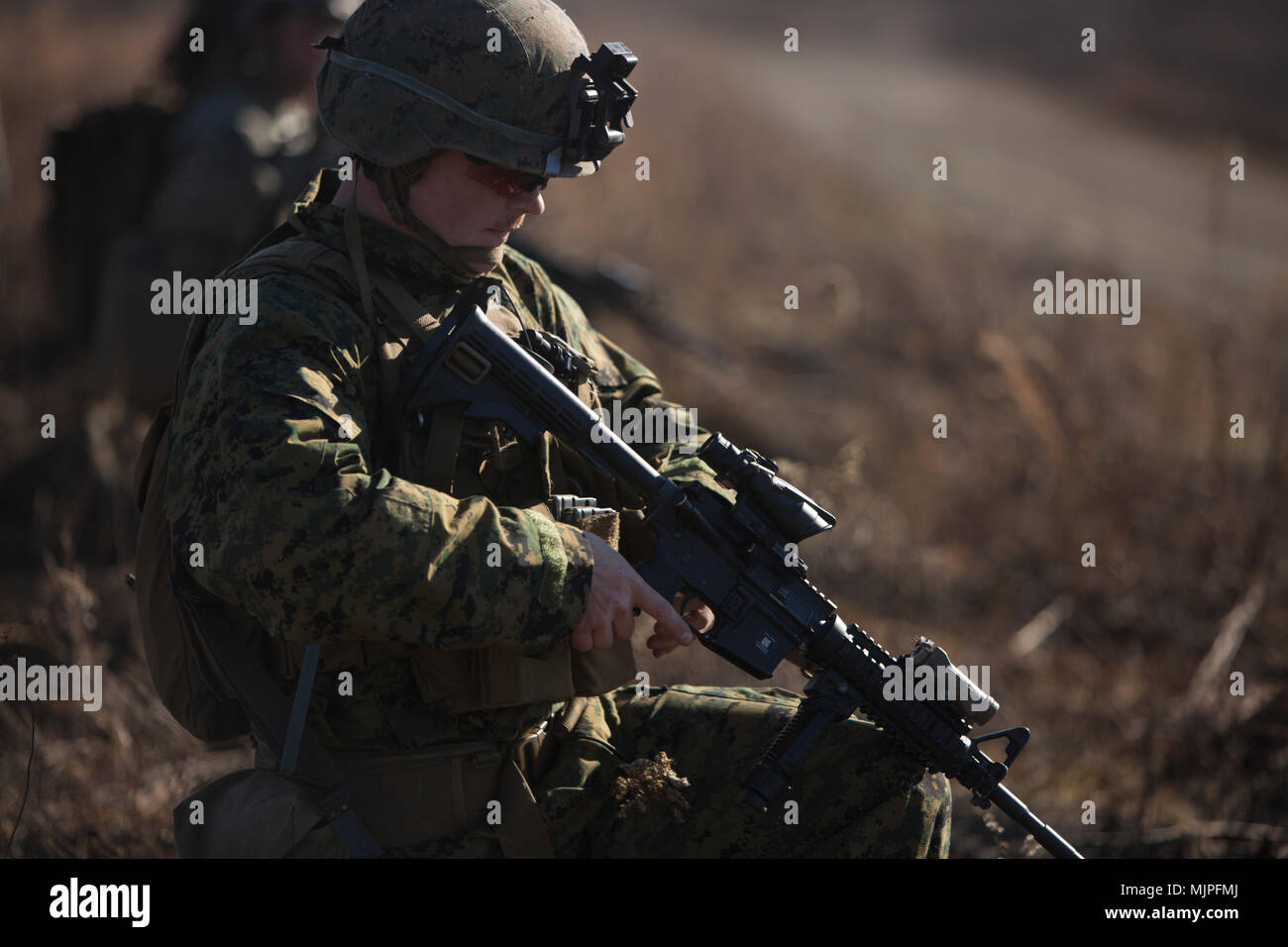 Les Marines américains auprès de la société E., 2e Bataillon, 8e Régiment de Marines, d'attaque d'un objectif à un niveau de l'entreprise portée lors d'un déploiement de la formation (DFT) sur Fort AP Hill, VA., le 11 décembre 2017. Le but de la DFT est d'intégrer tous les membres du bataillon dans la formation squad, peloton, compagnie, et niveau du bataillon compétences tactiques afin de maintenir la maîtrise des tâches essentielles de la mission de base pour un déploiement prochain. (U.S. Marine Corps photo par Lance Cpl. Timothy J. Lutz) Banque D'Images