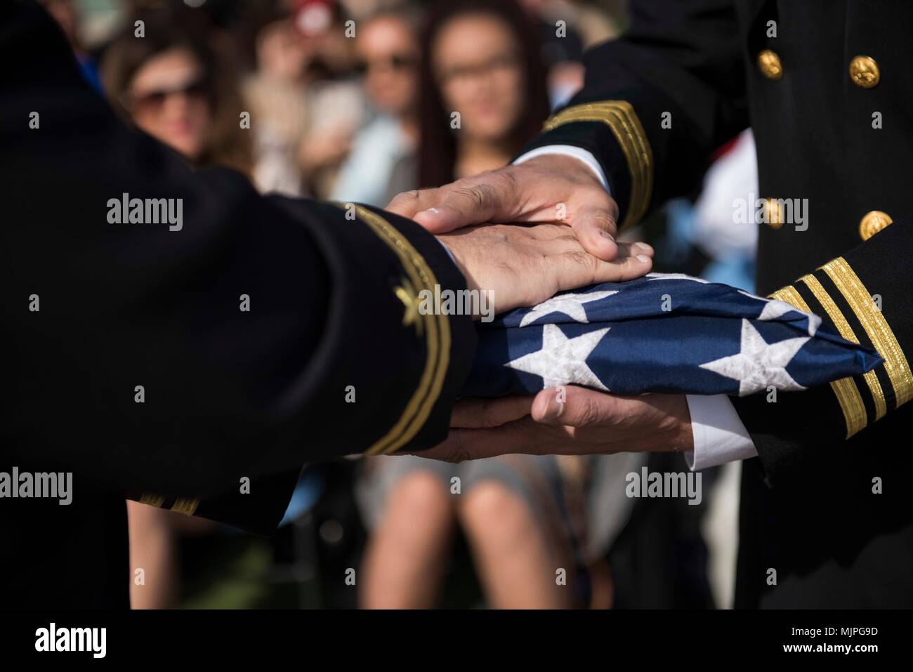 171208-N-UG095-116 SAN DIEGO (déc. 8, 2017) Le Lieutenant Carl Bayes présente le drapeau américain au lieutenant Cmdr. Andrew J. Stone au cours de "vieille gloire" à la retraite de Pierre cérémonie à l'amiral Kidd Catering et Centre de Conférence sur la base navale de Point Loma. Stone a complété ses 21 années de service naval comme le commandement, contrôle, communications, ordinateurs, renseignement et de combat à bord du navire d'assaut amphibie USS Boxer (DG 4). (U.S. Photo par marine Spécialiste de la communication de masse 2e classe Michael T. Eckelbecker/libérés) Banque D'Images