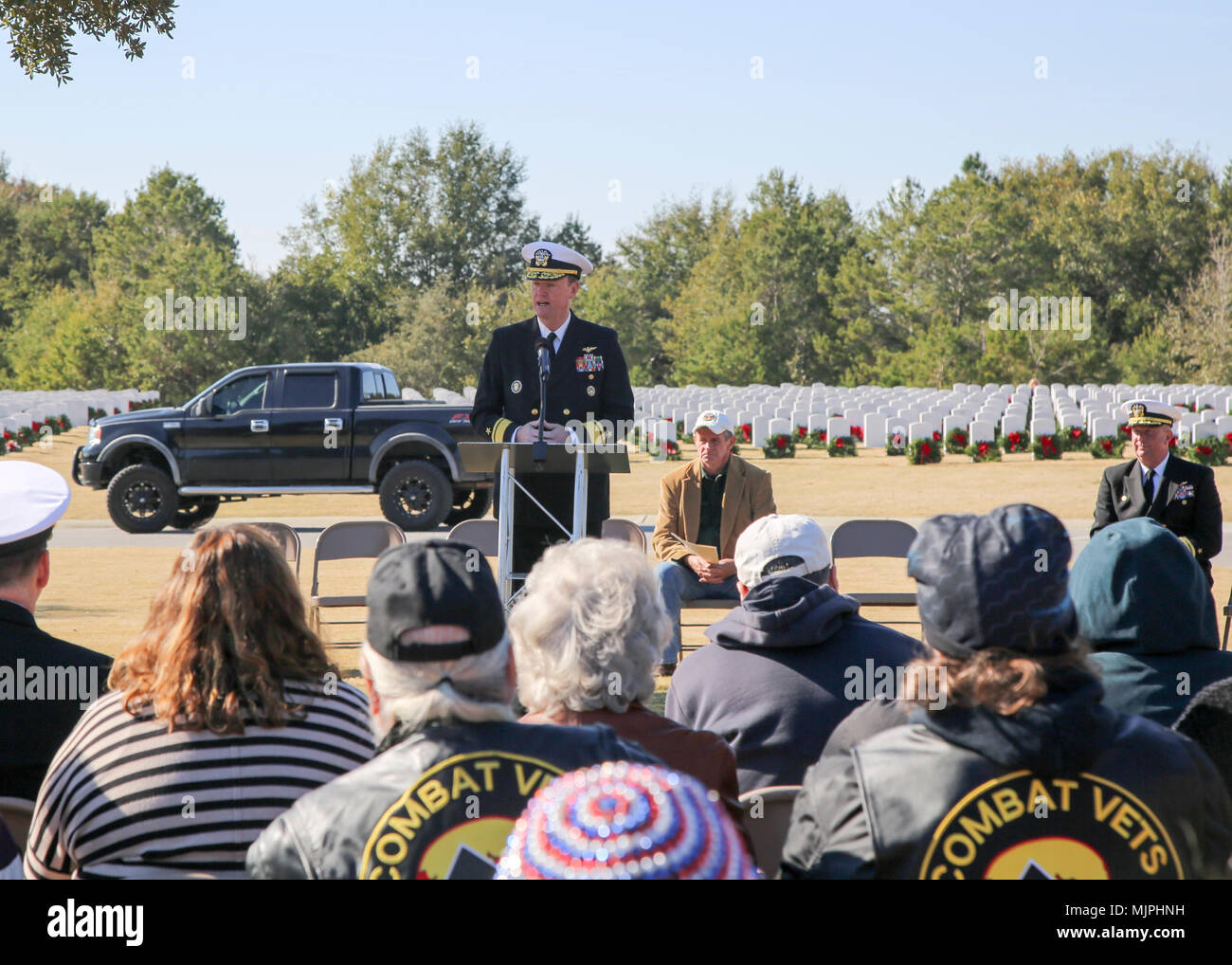 171216-N-DC046-002 Pensacola, Floride (31 déc. 16, 2017) Arrière Adm. Kyle Cozad, commandant du Commandement de la marine de l'éducation et de la formation, prend la parole lors d'un événement à travers l'Amérique des couronnes à Barrancas National Cemetery à Naval Air Station Pensacola. (U.S. Photo de la marine par le lieutenant Cmdr. Katherine Meadows/libérés) Banque D'Images