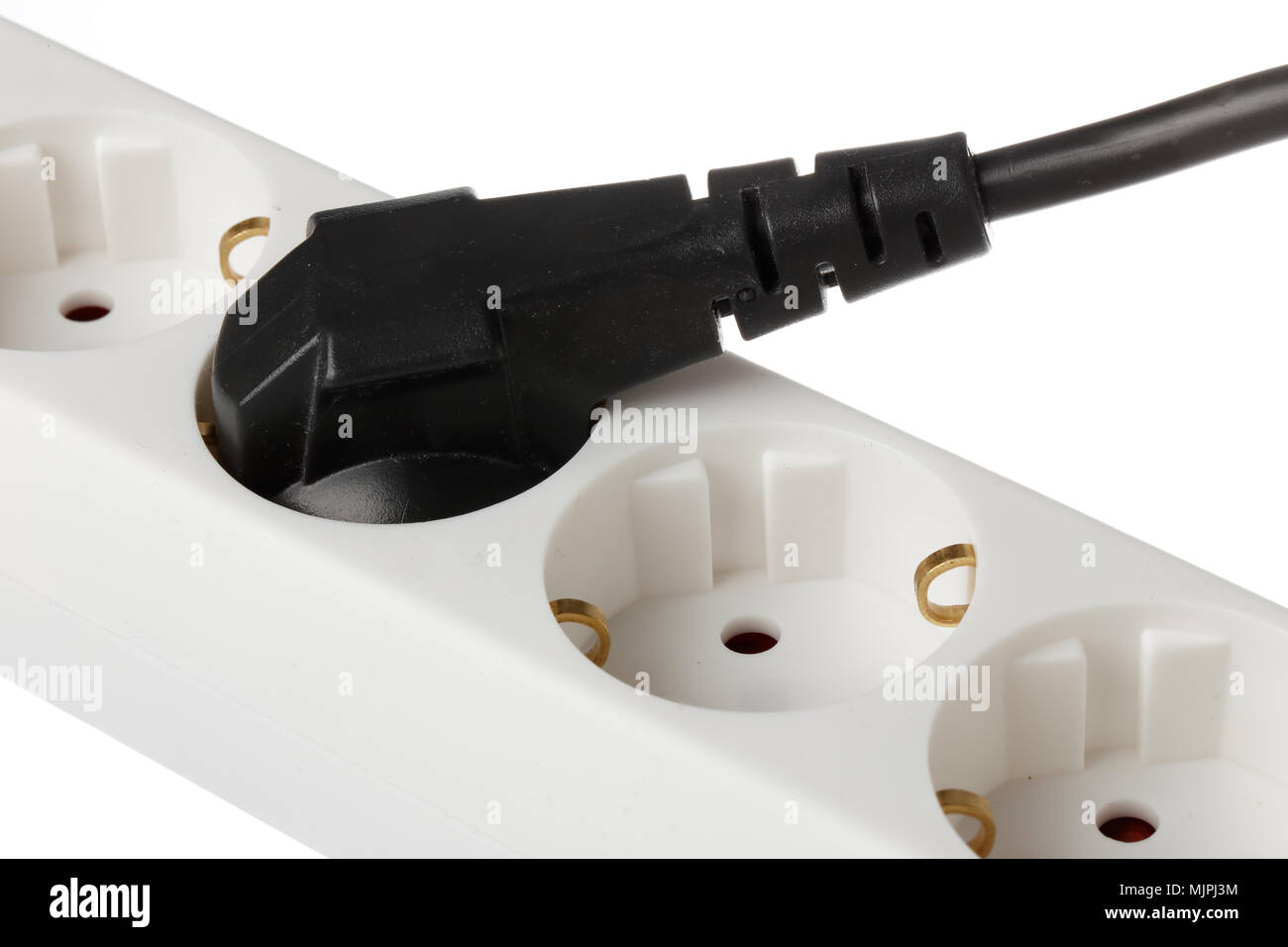 Cluse-up d'une multiprise schuko blanc noir avec une prise d'alimentation connecté à une des prises. Banque D'Images