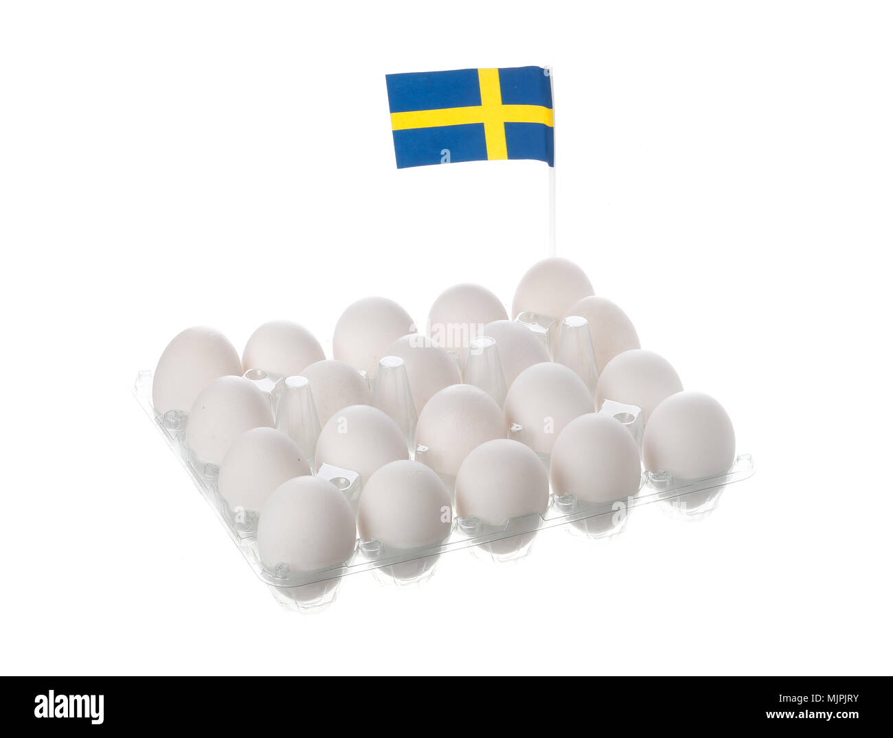 Les œufs de poule suédois vingt blancs avec un drapeau suédois dans une boîte à œufs isolé sur fond blanc. Banque D'Images Les œufs de poule suédois vingt blancs avec un drapeau suédois dans une boîte à œufs isolé sur fond blanc. Banque D'Images