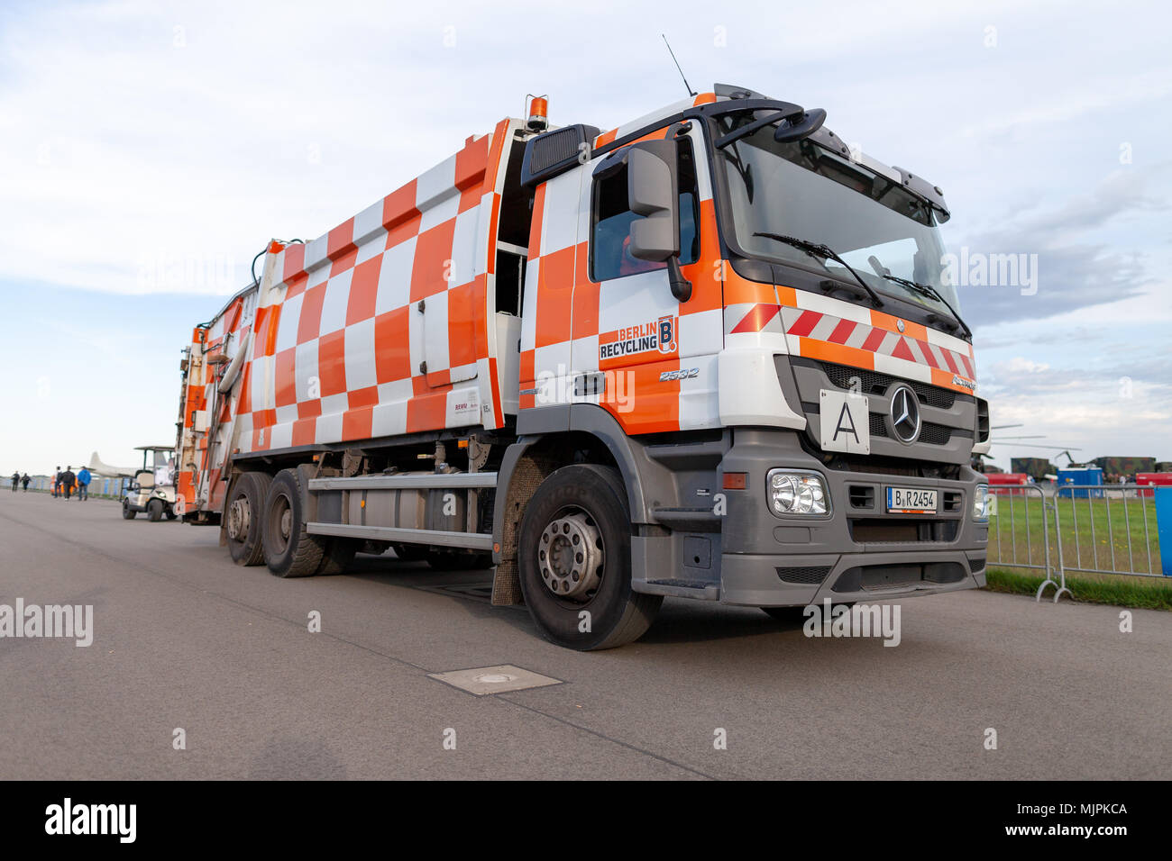 BERLIN / ALLEMAGNE - 28 avril 2018 : camion poubelle allemande de Berlin Schoenefeld aérodrome sur campagnes de recyclage. Banque D'Images