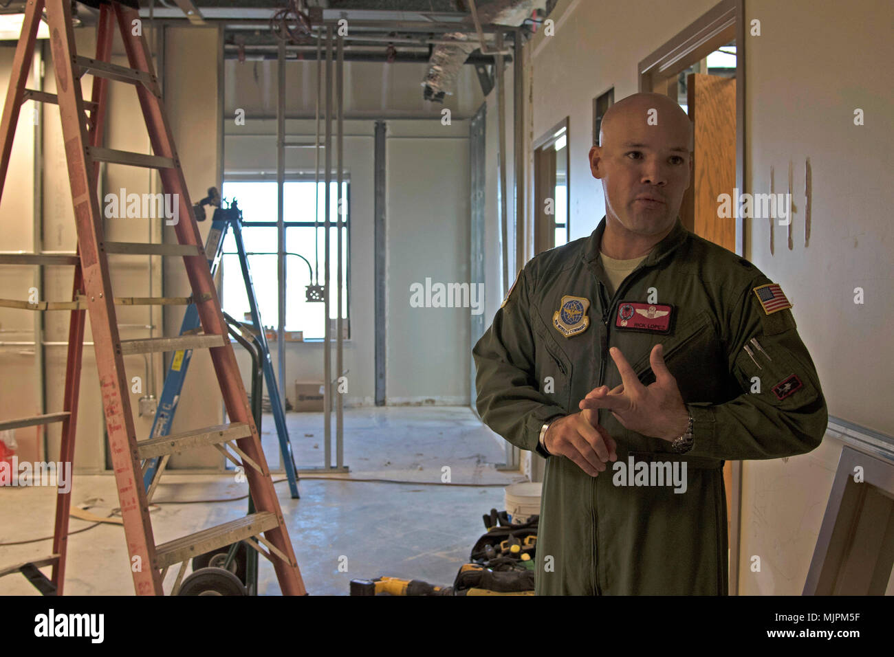 Le Lieutenant-colonel de l'US Air Force Ricardo Lopez, commandant du 50e Escadron de ravitaillement en vol (EI), donne un tour de l'avenir du centre de travail de la 50e ARS aviateurs à MacDill Air Force Base, en Floride, le 19 décembre 2017. Aviateurs de la 50e et 91e ARS travaillent main dans la main pour assurer l'état de préparation à la mission, les deux escadrons. Une fois que tous les membres du 50e recevoir leur formation indispensable, la seule chose qui va changer avec cette dynamique, c'est que chaque escadron sera responsable de ses tâches administratives. (U.S. Air Force photo par un membre de la 1re classe Ashley perdue) Banque D'Images