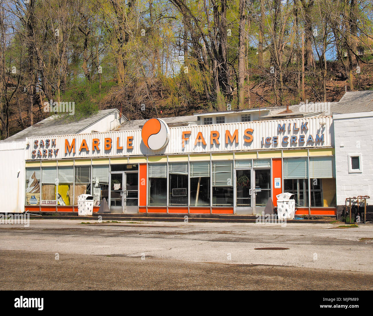 Syracuse, New York, USA. Le 5 mai 2018. En fermes , une caisse populaire et transporter et ice cream shop depuis plus de 75 ans ,fermé dans les années 1990 , mais reste Banque D'Images
