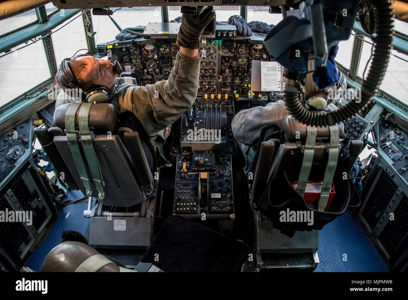 Le sergent-chef. Robert Snyder et Tech. Le Sgt. Michael Karam effectuer un essai moteur sur le C-130H Hercules en début de matinée à la 179e Airlift Wing, Mansfield, Ohio, la préparation d'équipages pour les opérations de vol, 21 Décembre, 2017. La 179e Escadre de transport aérien est toujours pour mission d'être le premier choix pour répondre aux missions de l'État fédéral et avec une équipe d'aviateurs. (U.S. Air National Guard photo de Tech. Le Sgt. Joe HarwoodReleased) Banque D'Images