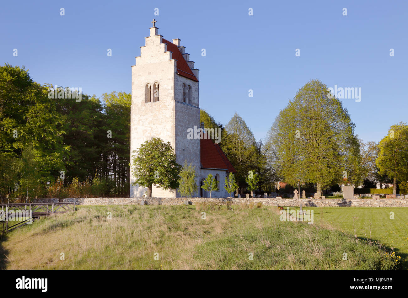 L'extérieur de l'Vasterhejde churchin province suédoise de Gotland, avec pignons à épaulement sur clocher de l'église. Banque D'Images