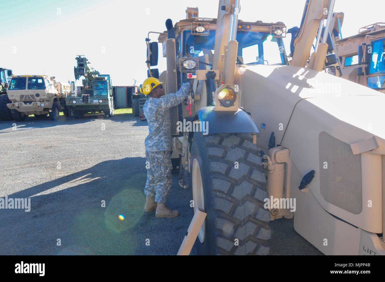 Îles vierges britanniques de la Garde nationale à partir de deux unités de génie train sur six a reçu récemment une forte mobilité de type 1 excavatrices ingénieur à Sainte-Croix, au domaine militaire, composé de Bethléem le 13 décembre. 19 Le personnel de la compagnie d'appui du 662nd et la 631e détachement du génie a participé à la formation de nouveaux équipements pour six HMEE Type 1 qui ont été affectés à la 662. Co. des instructeurs de la United States Army Tank à l'automobile et de l'armement, commande de Warren, Michigan, étaient sur place pour soutenir la formation. Banque D'Images