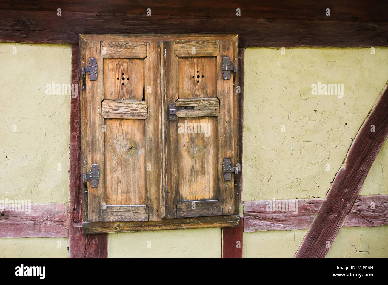 Détail de la fenêtre et le mur de façade à colombages traditionnelle à ossature bois façade de maison en Allemagne. Le bois est exposé o Banque D'Images