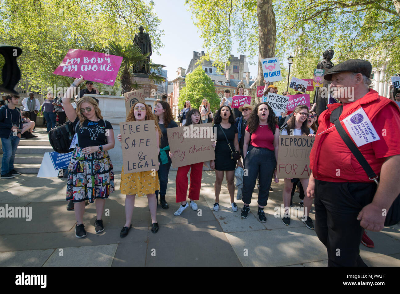 Londres, Royaume-Uni, 5 mai 2018. Petit groupe de personnes qui manifestaient dans la place du Parlement aujourd'hui exigeant les droits à l'avortement pour les citoyens irlandais semaines avant référendum. 5 mai, 2018. Les manifestants demandent au gouvernement d'abroger le huitième amendement à la Constitution irlandaise, qui garantit un foetus" "droit à la vie''.Le huitième amendement signifie que l'avortement est illégal dans presque tous les cas en Irlande. Credit : Subvention Vélaires/ZUMA/Alamy Fil Live News Banque D'Images