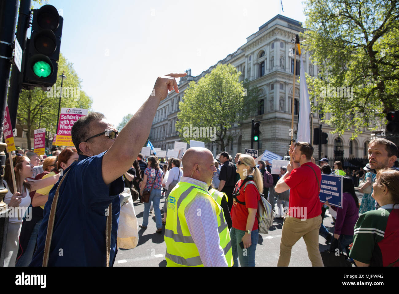 Londres, Royaume-Uni. 5 mai, 2018. Les pro-vie en prenant part à la première marche pour la vie à travers le centre de Londres sont contestés par les partisans pro-choix participant à la Marche pour la Windrush comme ils passent en face de Downing Street. Credit : Mark Kerrison/Alamy Live News Banque D'Images