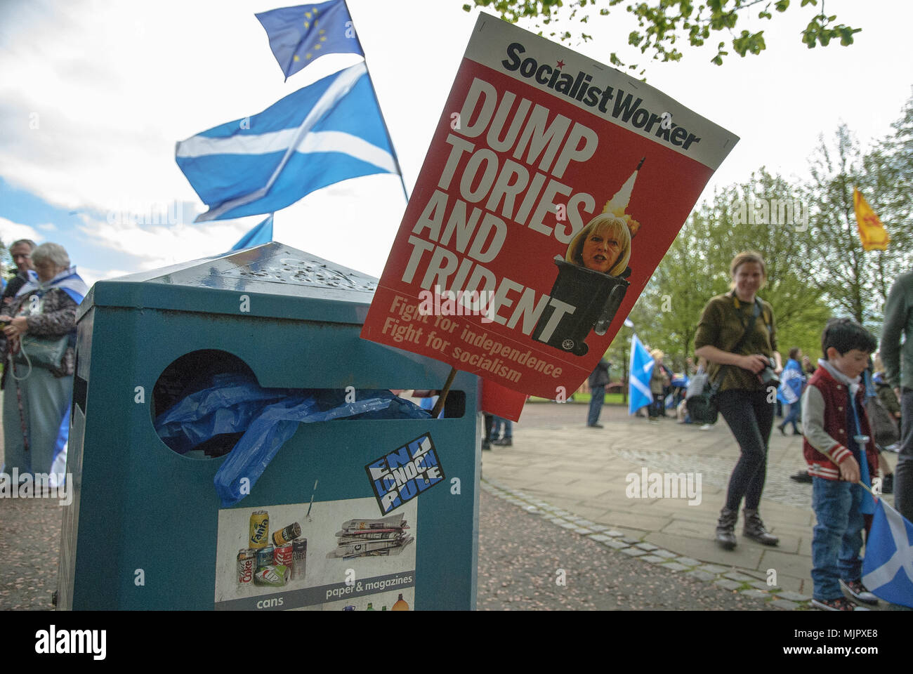 Un panneau 'CONSERVATEURS ET TRIDENT' jette dans une corbeille peut-être sous-évaluées après après la protestation. Des milliers de partisans de l'indépendance écossaise ont défilé à Glasgow dans le cadre de la 'tous' sous une bannière de protestation, comme la coalition vise à exécuter de tels cas jusqu'à ce que l'Écosse est "libre". Banque D'Images