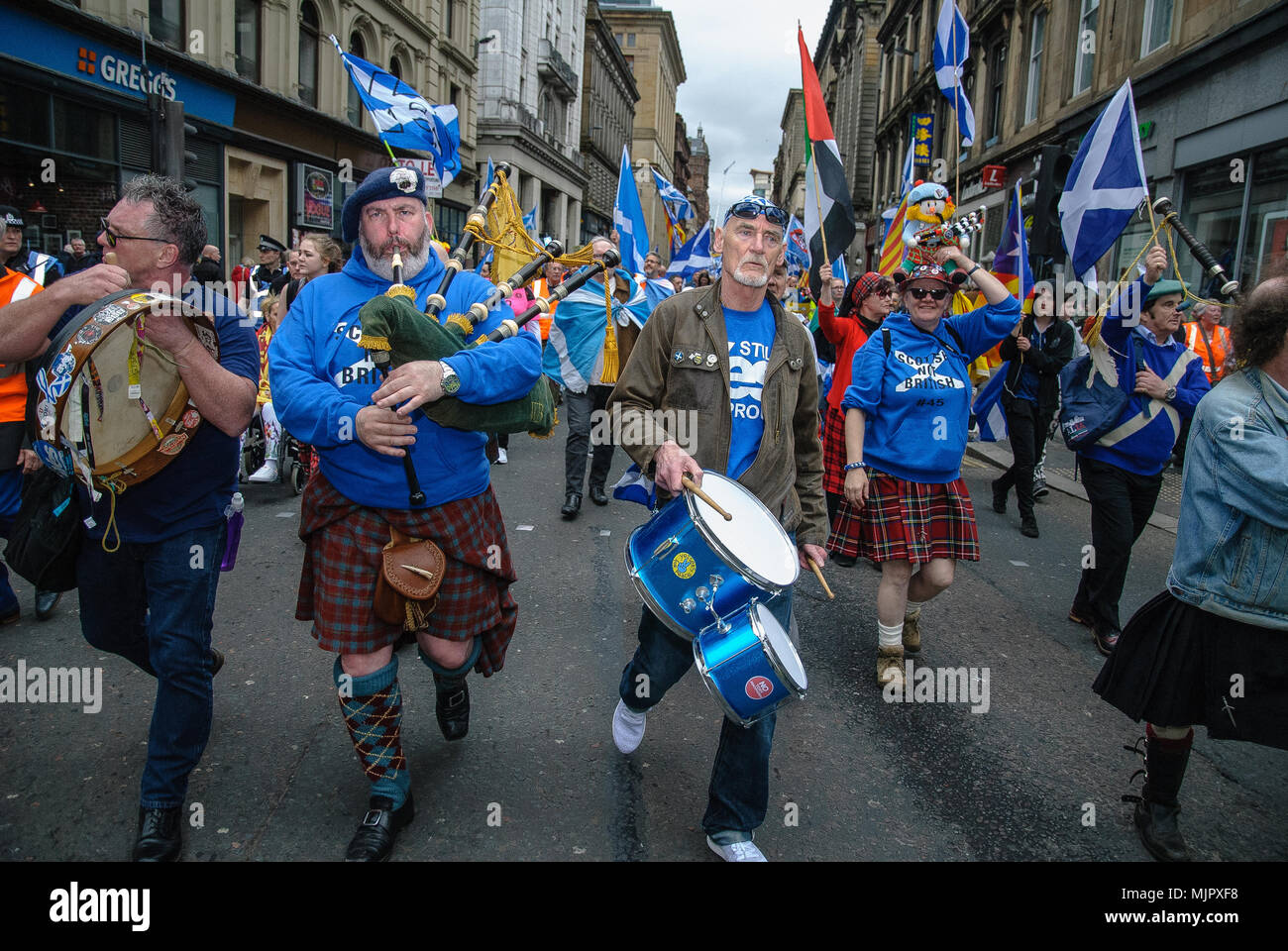 Deux hommes jouent une cornemuse et un tambour à l'avant d'un mars à Glasgow dans le cadre de la protestation. Des milliers de partisans de l'indépendance écossaise ont défilé à Glasgow dans le cadre de la 'tous' sous une bannière de protestation, comme la coalition vise à exécuter de tels cas jusqu'à ce que l'Écosse est "libre". Banque D'Images