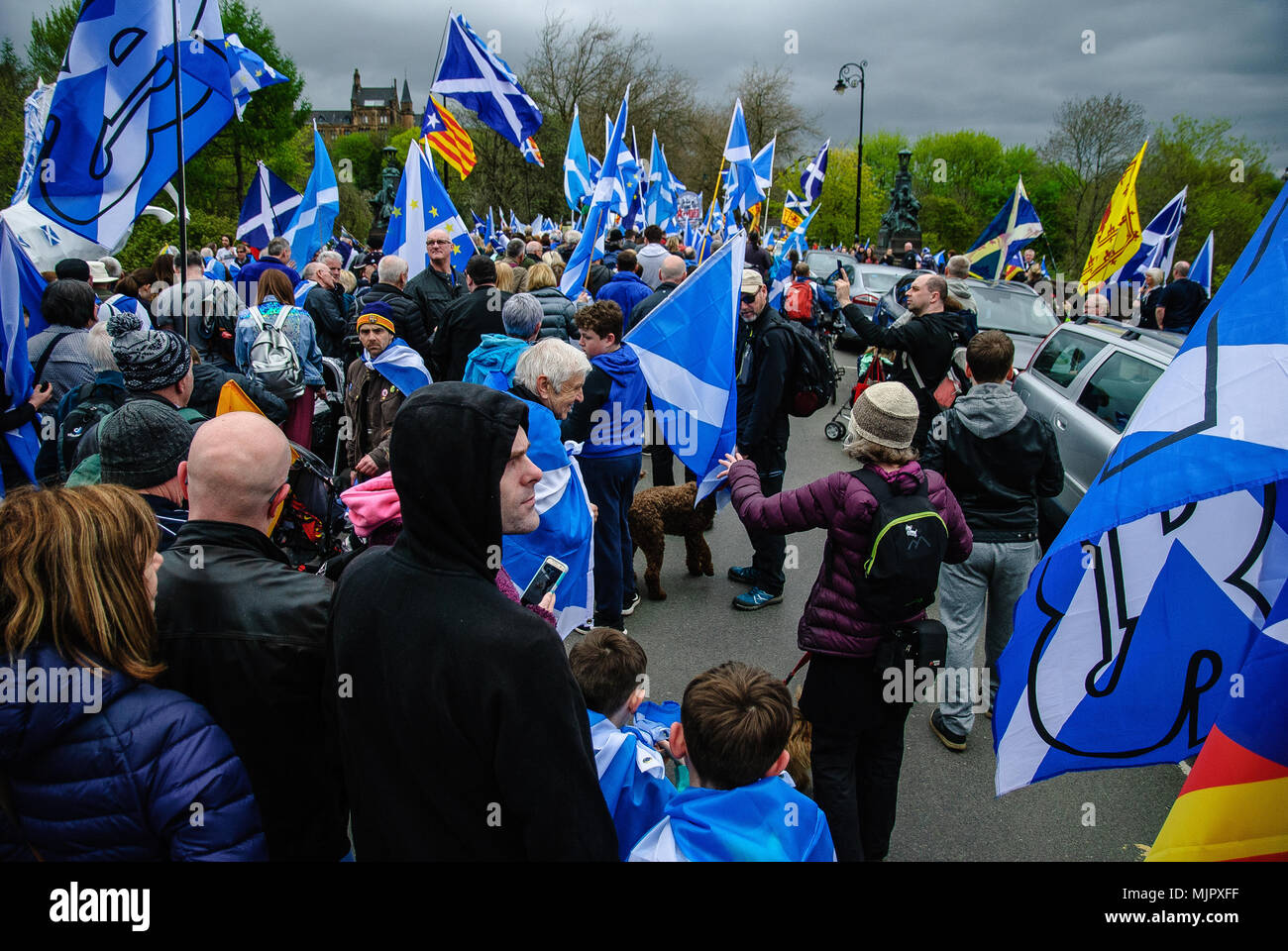 Les manifestants commencent leur mars à Glasgow vers Glasgow Green. La marche est à l'appui de Oui2, un mouvement indépendantiste écossais. Des milliers de partisans de l'indépendance écossaise ont défilé à Glasgow dans le cadre de la 'tous' sous une bannière de protestation, comme la coalition vise à exécuter de tels cas jusqu'à ce que l'Écosse est "libre". Banque D'Images