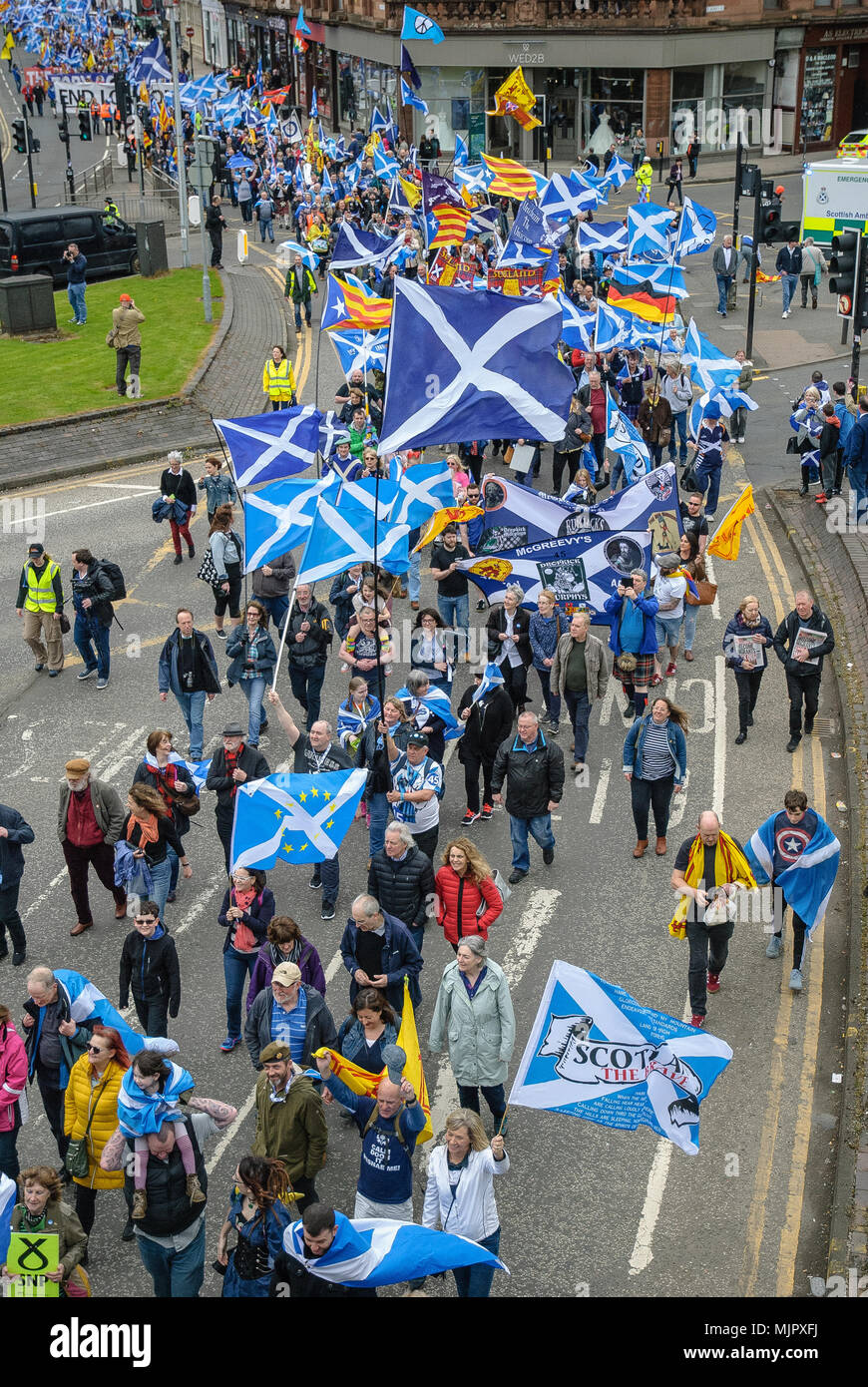 Un aperçu de la procession de mars. Des milliers de partisans de l'indépendance écossaise ont défilé à Glasgow dans le cadre de la 'tous' sous une bannière de protestation, comme la coalition vise à exécuter de tels cas jusqu'à ce que l'Écosse est "libre". Banque D'Images
