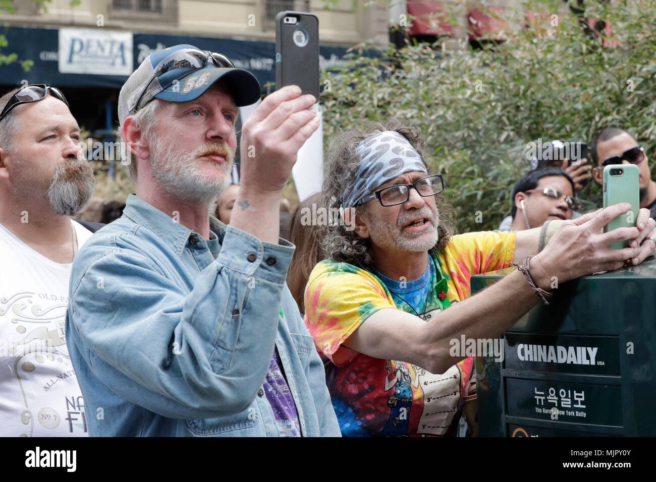 Manhattan, New York, USA, 05 mai 2018 - Des centaines de personnes ont manifesté en faveur de la légalisation de la marijuana et a participé à l'2018's Parade & Cannabis Rally aujourd'hui à New York. Photo : Luiz Rampelotto/EuropaNewswire dans le monde d'utilisation | Banque D'Images