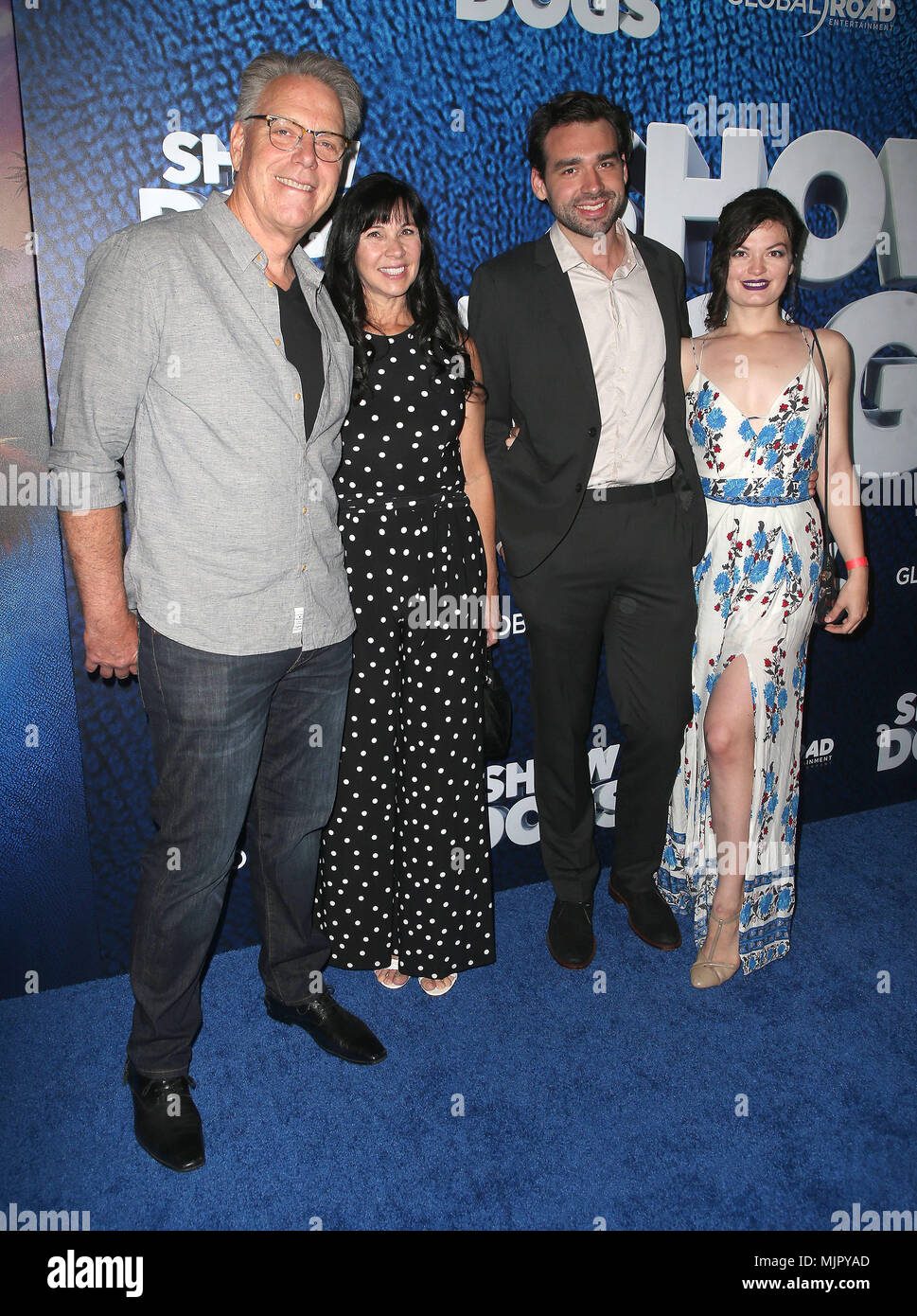 Hollywood, CA, USA. 5 mai, 2018. 05 mai 2018 - Hollywood, Californie - Raja Gosnell, femme, Bradley Gosnell, Delany Milbourne. Les chiens ''Show'' Los Angeles Premiere tenue au Théâtre chinois de Grauman 6. Crédit photo : F. Sadou/AdMedia Crédit : F. Sadou/AdMedia/ZUMA/Alamy Fil Live News Banque D'Images