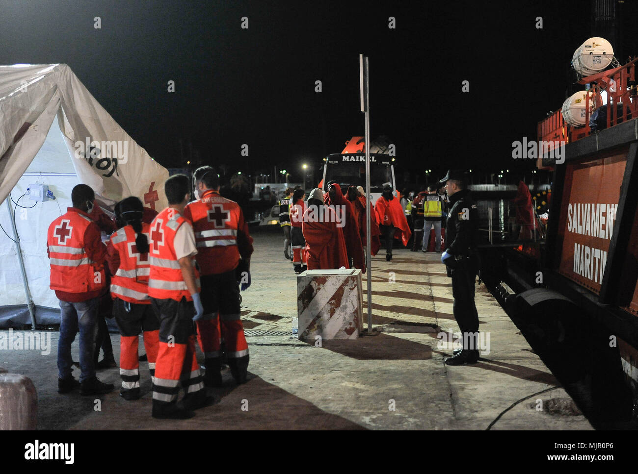 Malaga, Espagne. 6 mai, 2018. Les migrants qui ont été sauvé d'un canot à la mer Méditerranée, passer après leur arrivée au Port de Malaga. Les membres de la sécurité maritime espagnol a sauvé en ce début de matinée, un total de 110 migrants des deux bateaux près de la côte de Malaga. Credit : Jésus Merida/SOPA Images/ZUMA/Alamy Fil Live News Banque D'Images