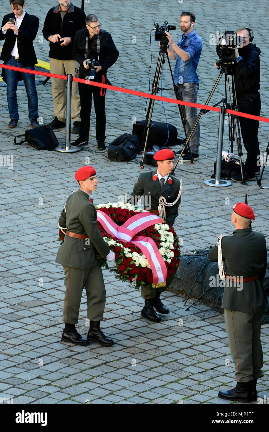 Vienne, Autriche. 06. Mai 2018. Commémorer les victimes du socialisme national devant le memoriel contre la guerre et le fascisme. Les photos montrent que les soldats des forces armées autrichiennes ont déposé une couronne devant le monument contre la guerre et le fascisme. Credit: Franz PERC / Alamy Live News Credit: Franz PERC / Alamy Live News Banque D'Images