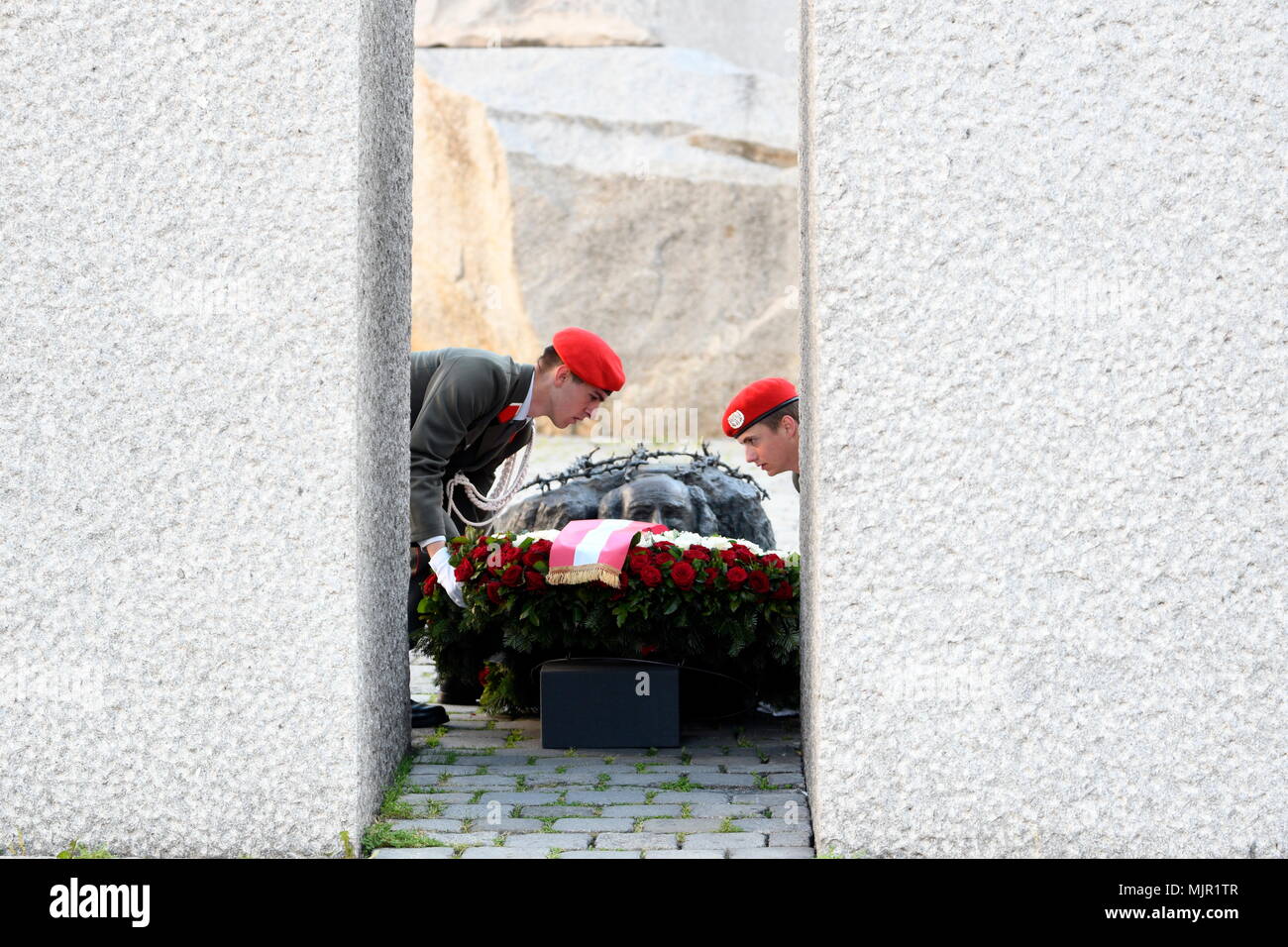 Vienne, Autriche. 06. Mai 2018. Commémorer les victimes du socialisme national devant le memoriel contre la guerre et le fascisme. Les photos montrent que les soldats des forces armées autrichiennes ont déposé une couronne devant le monument contre la guerre et le fascisme. Credit: Franz PERC / Alamy Live News Credit: Franz PERC / Alamy Live News Banque D'Images
