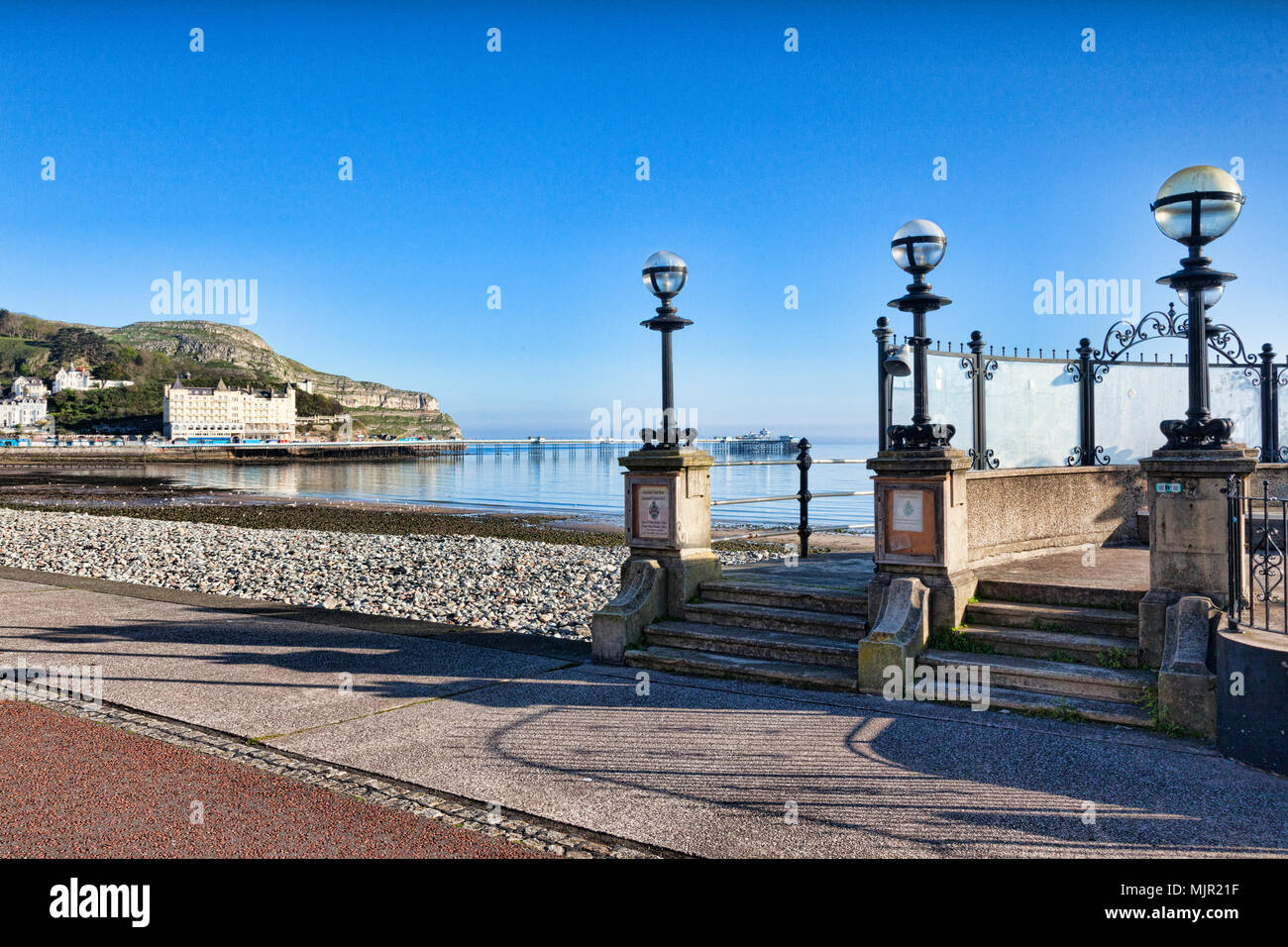 Llandudno, Nord du Pays de Galles, 6 avril 2018. Tôt le matin, sur la promenade de Llandudno, avec le kiosque de l'époque victorienne et de la jetée. Banque D'Images