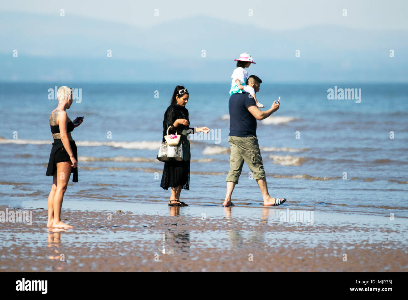 Blackpool, Royaume-Uni, 6 mai 2018. Les vacanciers sur front de mer de Blackpool. 6 mai 2018. Météo britannique. Des milliers de touristes et des vacanciers descendre sur la plage, sur le front de mer de Blackpool pour profiter du beau soleil et des températures élevées. Credit : Cernan Elias/Alamy Live News Banque D'Images