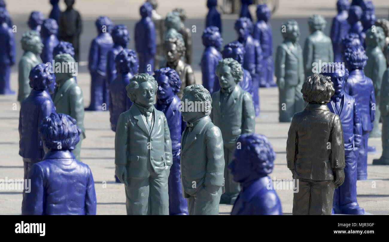 Ulm, Allemagne, le 6 mai 2018. Des statuettes de Albert Einstein à  Muensterplatz. La 500, à environ 1 mètres de hauteur sont définis sur des  statues d'Einstein demeurent à Muensterplatz pendant plusieurs