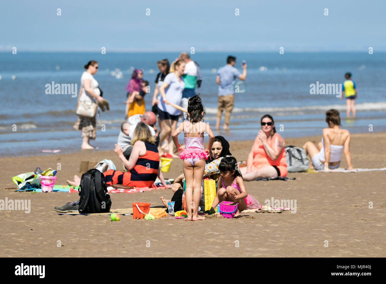 Blackpool, Royaume-Uni, 6 mai 2018. Les vacanciers sur front de mer de Blackpool. 6 mai 2018. Météo britannique. Des milliers de touristes et des vacanciers descendre sur le front de mer de Blackpool pour profiter du beau soleil et des températures élevées. Credit : Cernan Elias/Alamy Live News Banque D'Images