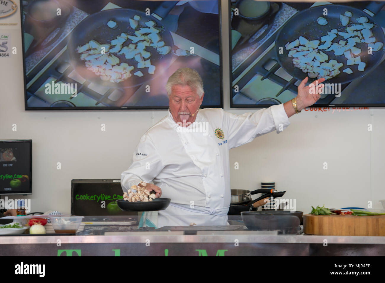 Ely, Royaume-Uni, 6 mai 2018. Le célèbre chef Brian Turner démontrant des plats de son nouveau livre à l'Ely Nourriture et boissons 2018 Festival Crédit : Jason Marsh/Alamy Live News Banque D'Images
