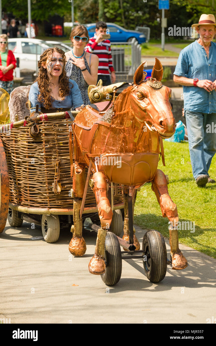 Machynlleth Powys Pays de Galles UK, dimanche 06 mai 2018 le Festival de l'Humour 2018 Stonehouse : l'artiste HELEN CLYRO effectuant sa 'Wheelabout' de théâtre de rue d'agir en tant que BOUDICCA (Boadicea) au festival de l'humour Stonehouse, a lieu chaque année au cours de la Banque mondiale mai week-end de vacances dans la petite ville de mi-pays de Galles. L'artiste et son partenaire ROB HILL ont créé un cheval et sculpture d'animatronic de char qui s'intègre parfaitement sur son scooter de mobilité qu'elle divertit le public et recrute des soldats pour son armée et punit tout romains elle trouve ! Credit : Keith morris/Alamy Live News Banque D'Images