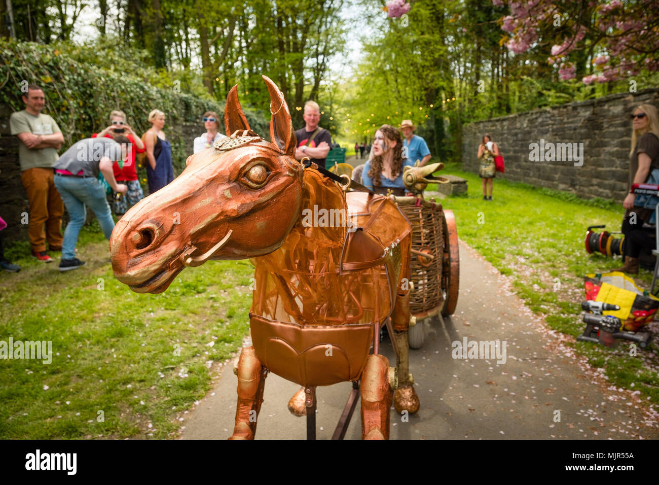 Machynlleth Powys Pays de Galles UK, dimanche 06 mai 2018 le Festival de l'Humour 2018 Stonehouse : l'artiste HELEN CLYRO effectuant sa 'Wheelabout' de théâtre de rue d'agir en tant que BOUDICCA (Boadicea) au festival de l'humour Stonehouse, a lieu chaque année au cours de la Banque mondiale mai week-end de vacances dans la petite ville de mi-pays de Galles. L'artiste et son partenaire ROB HILL ont créé un cheval et sculpture d'animatronic de char qui s'intègre parfaitement sur son scooter de mobilité qu'elle divertit le public et recrute des soldats pour son armée et punit tout romains elle trouve ! Credit : Keith morris/Alamy Live News Banque D'Images