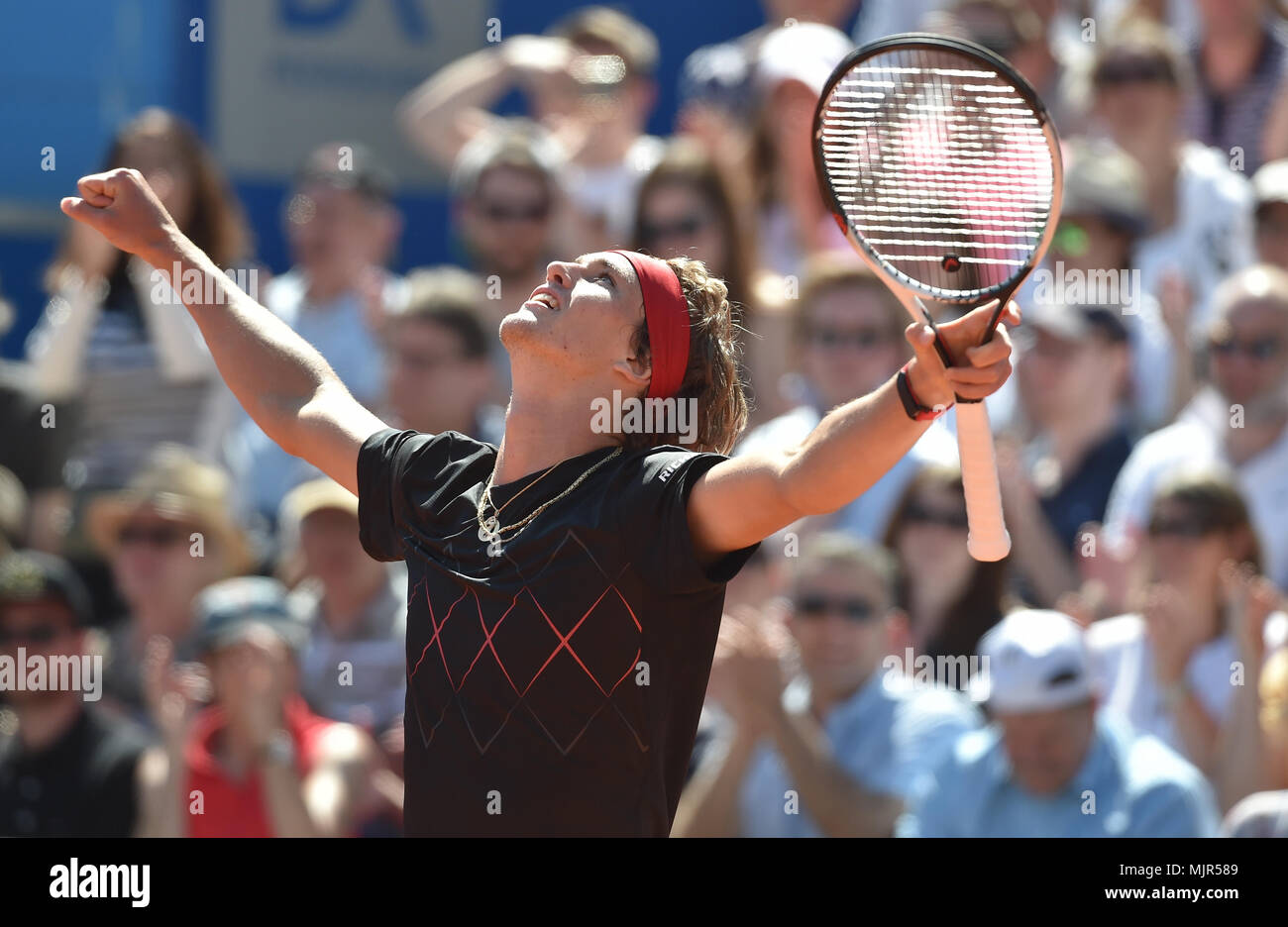 06 mai 2018, l'Allemagne, Munich : Tennis, ATP-tour simple messieurs  finale. Alexander Zverev de l'Allemagne remporte le BMW 2018 'ouvert' dans  son match contre Commentaires de l'Allemagne et est assis dans sa