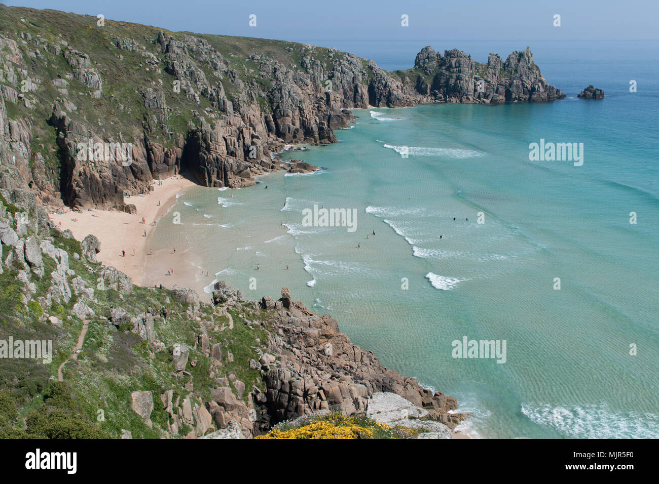 Treen, Cornwall, UK. 6 mai 2018. Météo britannique. Le temps chaud a continué dans les vacances de dimanche, avec des personnes bénéficiant des caraïbes bleu comme les eaux à Treen Beach. Credit : cwallpix/Alamy Live News Banque D'Images