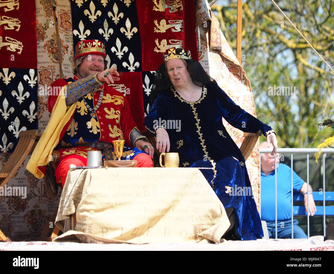 Queenborough, Kent, UK. 6 mai, 2018. Queenborough célèbre le 650e anniversaire de devenir un arrondissement et le statut spécial accordé à la ville par Édouard III dans sa charte de mai 1368 Queenborough, avec un programme spécial d'événements ce week-end férié. Aujourd'hui sur le site où le château qu'Édouard III construit permet de se tenir debout, il y avait affiche de Combat médiévale, tir à l'arc, fauconnerie et plus encore. Pic : les membres de la société combat médiéval s'habiller comme le roi Édouard III et de la Reine Philippa. Credit : James Bell/Alamy Live News Banque D'Images