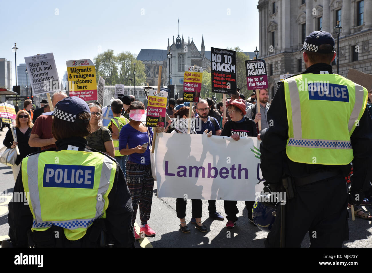 Whitehall, Londres, Royaume-Uni. 6 mai 2018. Antifascistes protester contre l'événement sont conservés séparément de l'CDCPPS. La Football Alliance Démocratique Lads (CDCPPS), "journée de la Liberté' événement a lieu sur Whitehall. Banque D'Images