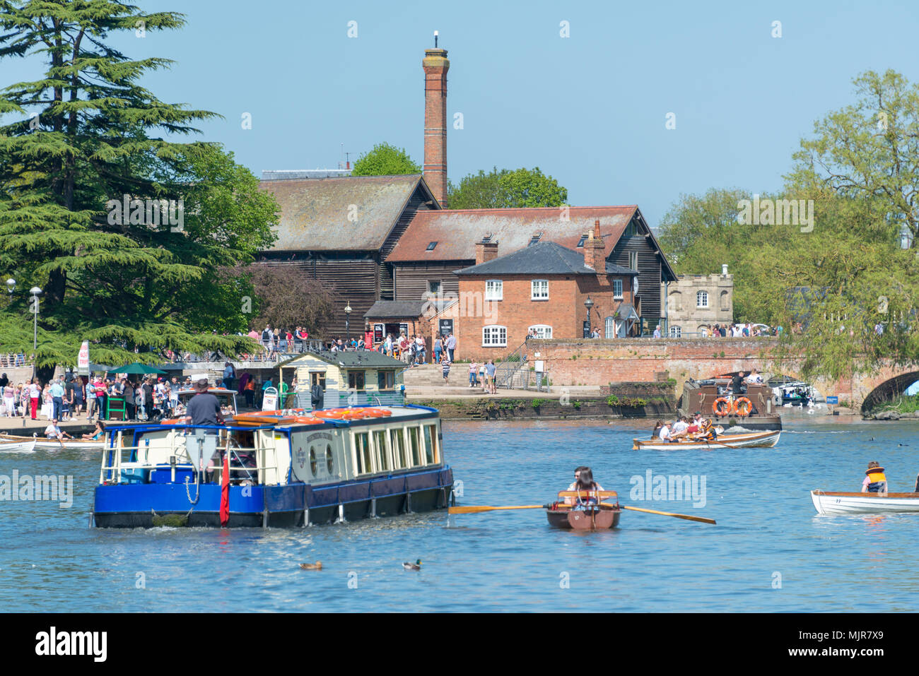 Stratford Upon Avon, Warwickshire, Royaume-Uni, 6 mai 2018. vacances de banque des foules de gens profitant de la rivière Avon en barques Crédit : Paul Rushton/Alamy Live News Banque D'Images