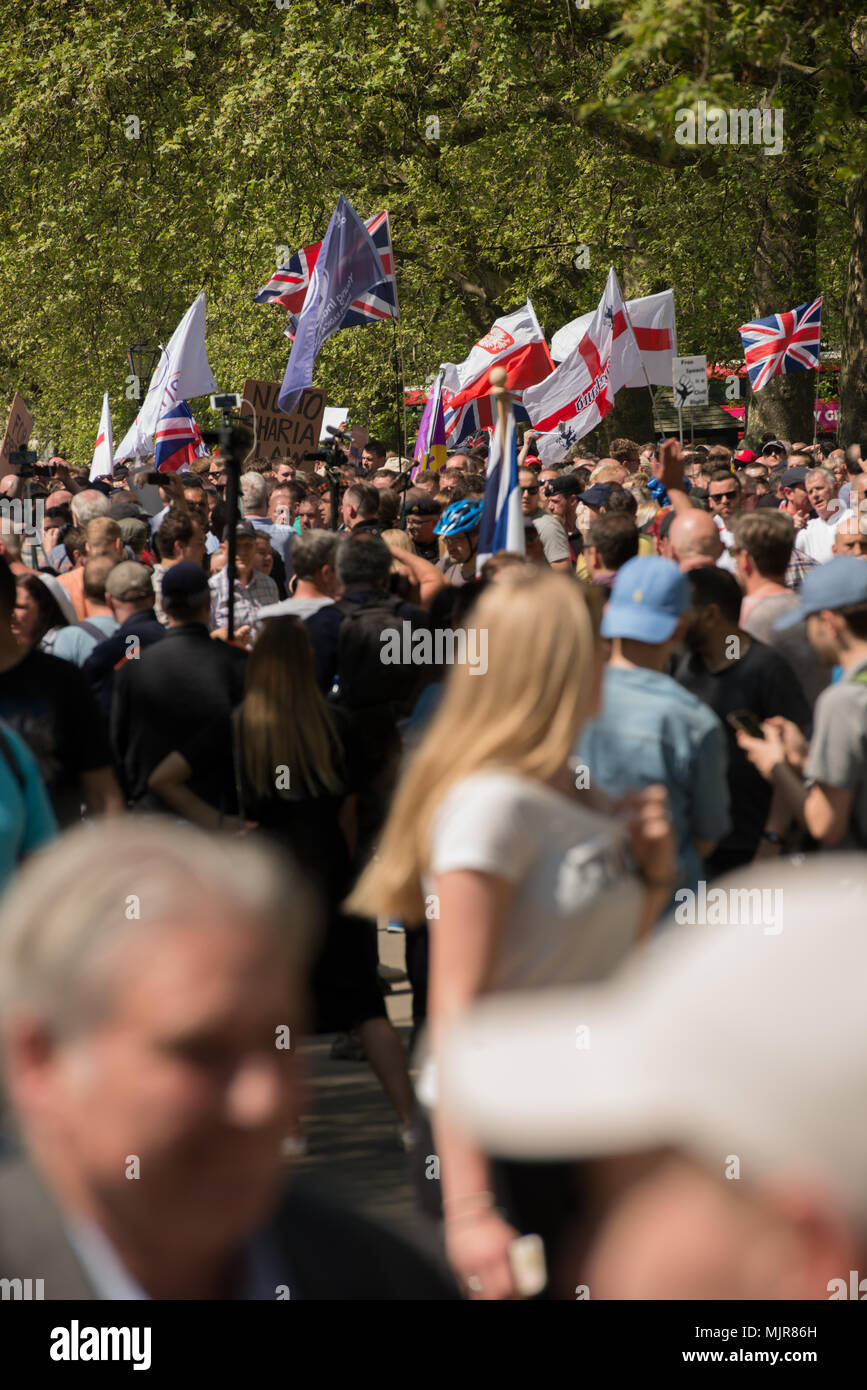 Westminster, Londres, Royaume-Uni. 6 mai 2018. "Journée de la liberté de rassemblement des Speakers Corner, Hyde Park à Whitehall, Westminster. Assisté par Tommy Robinson, qui est l'ancien co-fondateur et porte parole de la Ligue de défense anglaise (EDL), j'ai nombre d'orateurs anti-musulmans de toute l'Europe ont refusé ensemble dans le pays en raison de discours de haine, Tommy Robinson soutient que c'est un frinment propriétaire de la liberté de parole. Alistair Ruff/Alamy Live News Banque D'Images