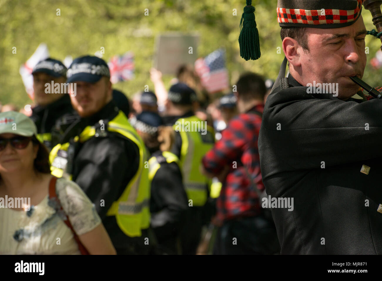 Westminster, Londres, Royaume-Uni. 6 mai 2018. "Journée de la liberté de rassemblement des Speakers Corner, Hyde Park à Whitehall, Westminster. Assisté par Tommy Robinson, qui est l'ancien co-fondateur et porte parole de la Ligue de défense anglaise (EDL), j'ai nombre d'orateurs anti-musulmans de toute l'Europe ont refusé ensemble dans le pays en raison de discours de haine, Tommy Robinson soutient que c'est un frinment propriétaire de la liberté de parole. Alistair Ruff/Alamy Live News Banque D'Images