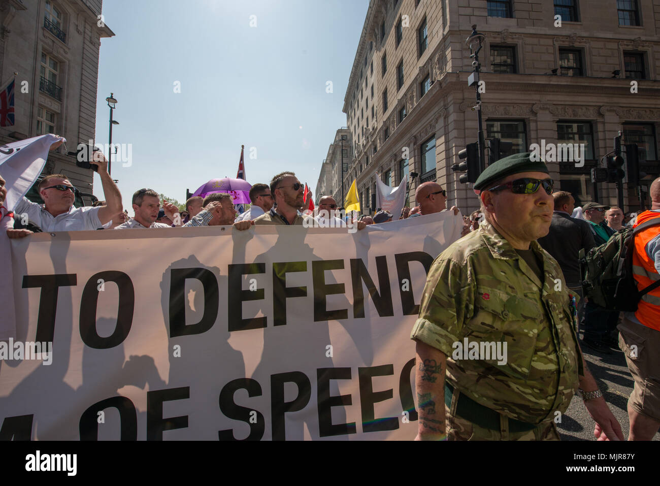 Westminster, Londres, Royaume-Uni. 6 mai 2018. "Journée de la liberté de rassemblement des Speakers Corner, Hyde Park à Whitehall, Westminster. Assisté par Tommy Robinson, qui est l'ancien co-fondateur et porte parole de la Ligue de défense anglaise (EDL), j'ai nombre d'orateurs anti-musulmans de toute l'Europe ont refusé ensemble dans le pays en raison de discours de haine, Tommy Robinson soutient que c'est un frinment propriétaire de la liberté de parole. Alistair Ruff/Alamy Live News Banque D'Images