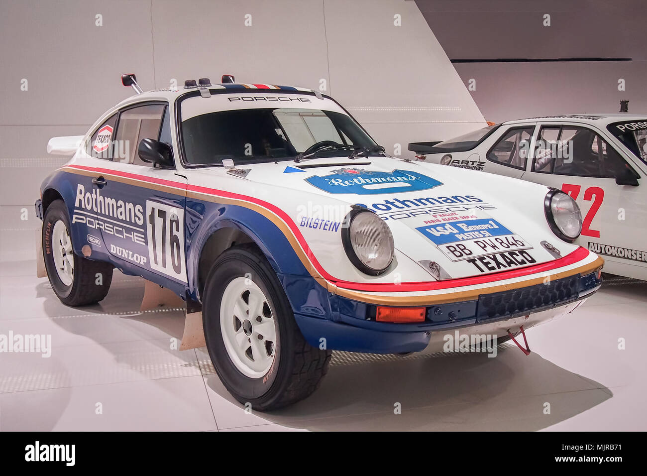 STUTTGART, ALLEMAGNE, LE 7 AVRIL, 2017 : 1984 Porsche 911 (953) Paris Dakar (Drivers : René Metge et Dominique Lemoyne) dans le musée Porsche. Cette voiture est e Banque D'Images