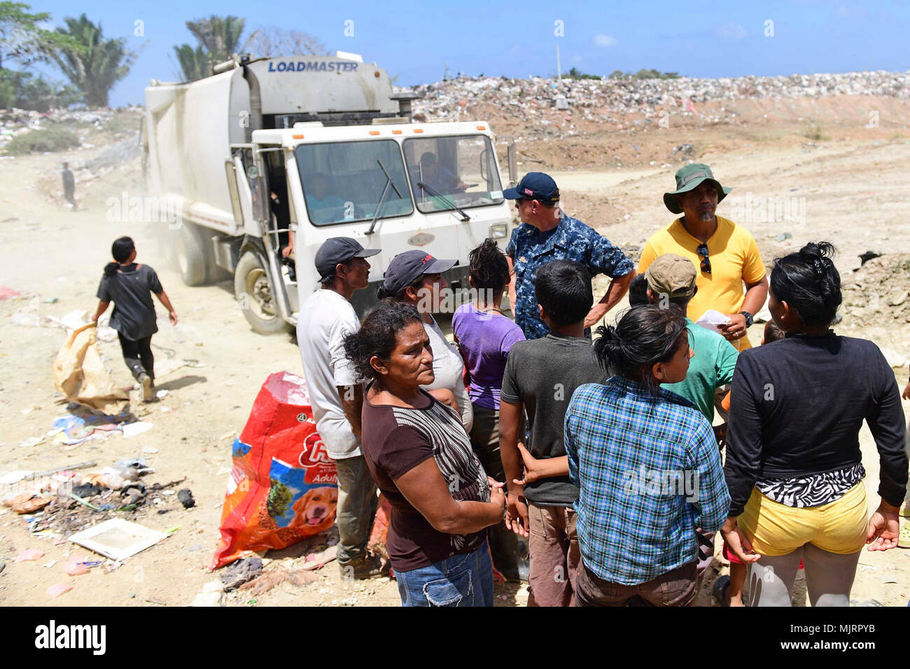 PUERTO Cortes, Honduras (21 mars 2018) Michael Vitcavich Aumônier parle avec les habitants du Honduras à l'enfouissement de la ville au cours de Formation Continue 2018 Promesse. Le Commandement Sud des forces navales des États-Unis/U.S. 4ème flotte a déployé une force d'exécuter la promesse continue à mener des opérations civiles et militaires y compris l'aide humanitaire, les missions de formation et de soins médicaux, dentaires et vétérinaires, de l'assistance dans un effort pour montrer le soutien des États-Unis et de l'engagement de l'Amérique centrale et du Sud. Forces armées et les civils afficher courage courage dévouement engagement et le sacrifice Banque D'Images