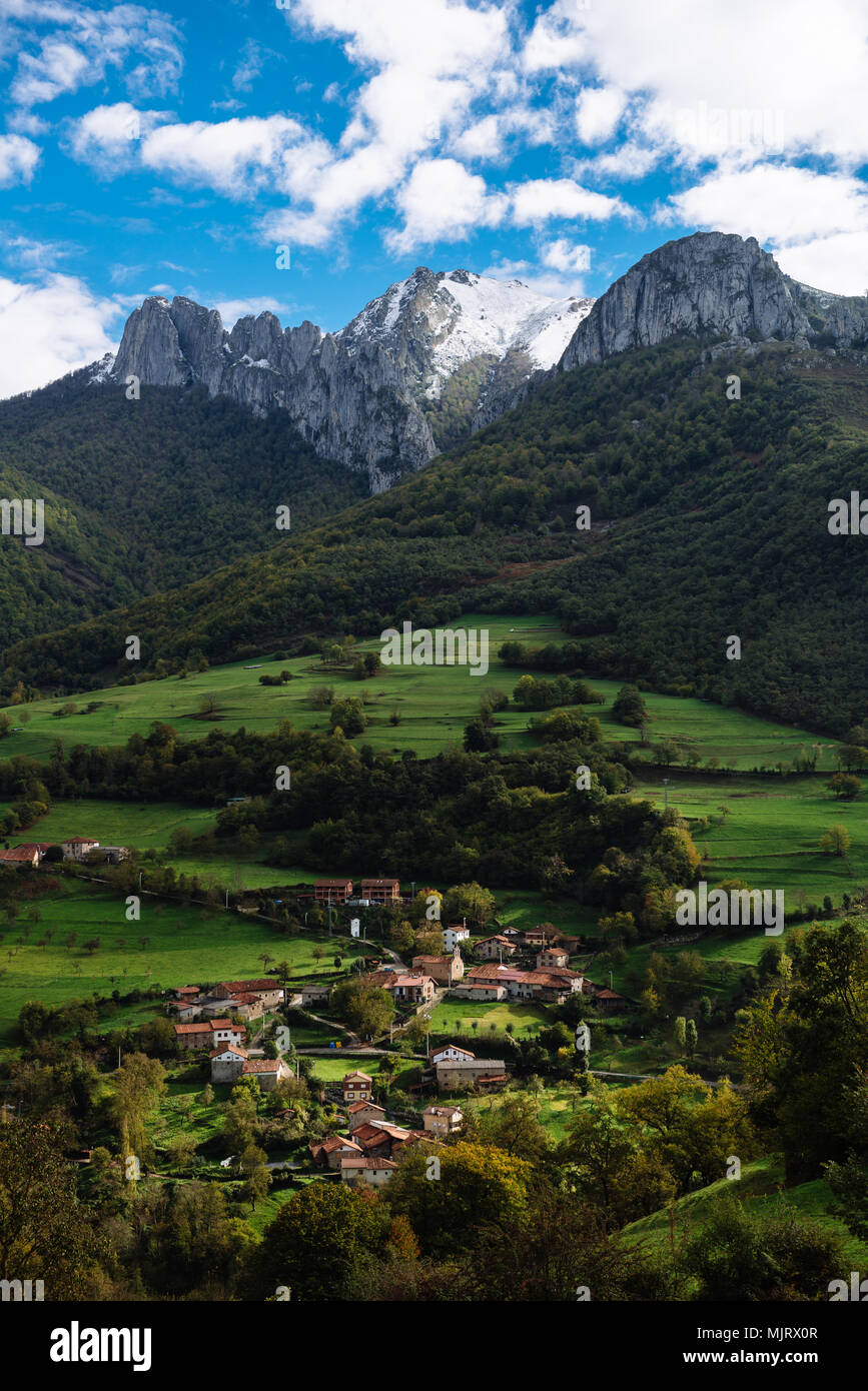 Un village dans les montagnes de Cantabrie, Espagne Banque D'Images