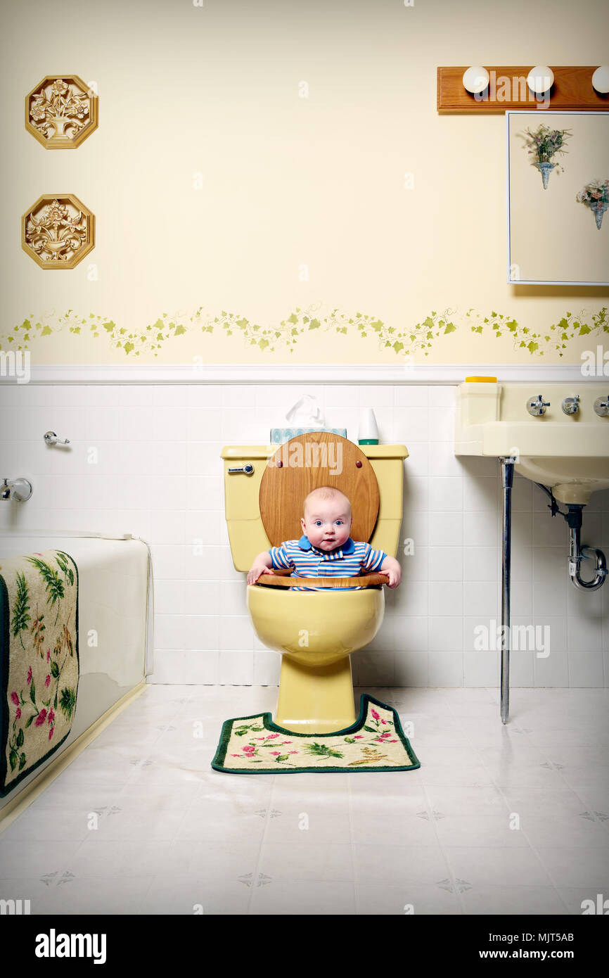 Bébé marionnettes coincé dans les toilettes de la maison de bains, comme un  concept pour le risque de laisser les enfants seuls dangers possibles Photo  Stock - Alamy