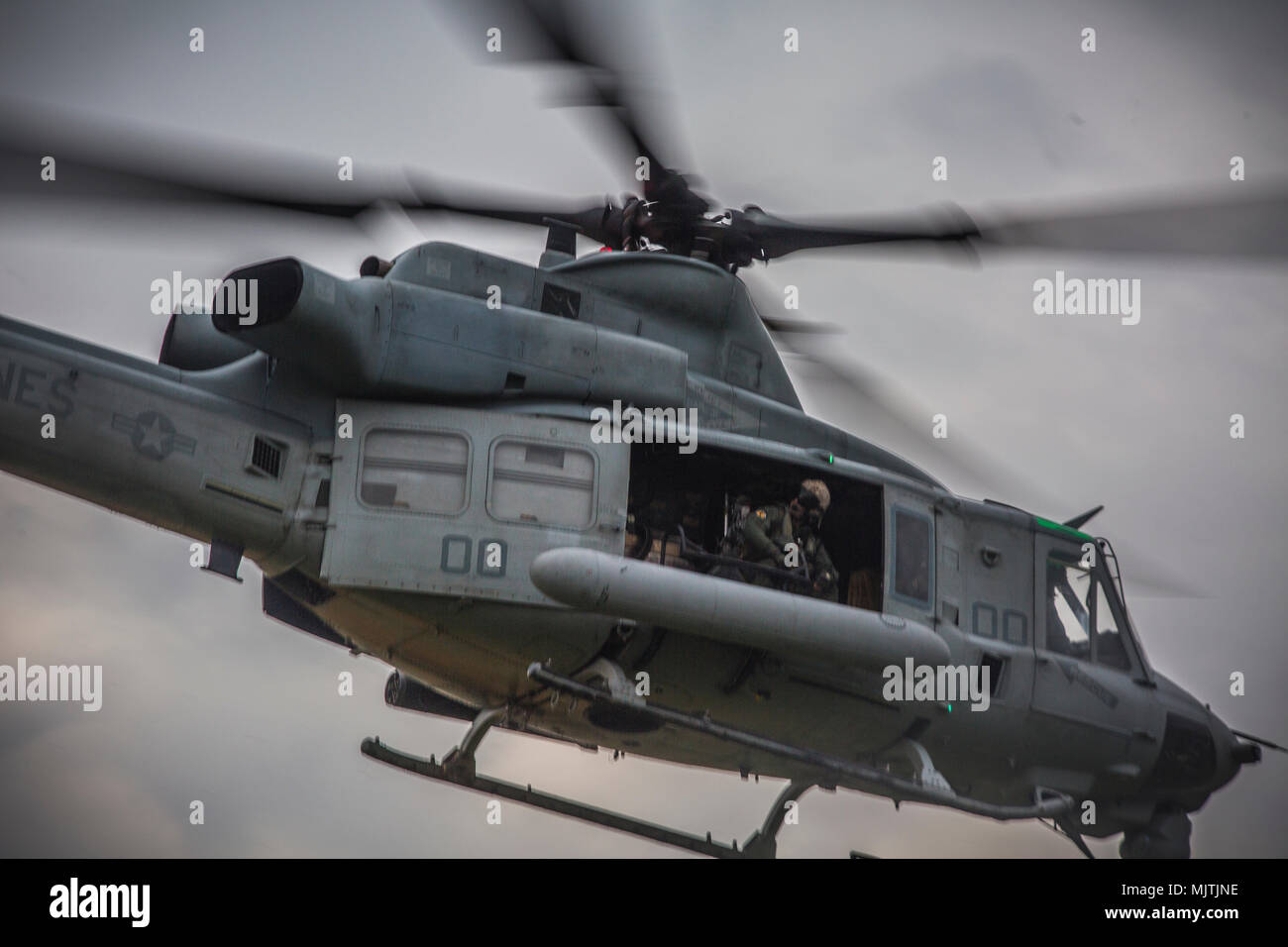 Le lieutenant général Brian D. Beaudreault, commandant adjoint des plans, politiques et opérations, parle à l'UH-1Y Venom au Camp d'équipage Foster, Okinawa, Japon, le 15 décembre 2017. L'Escadron d'hélicoptères d'attaque légère Marine 369 fourni Beaudreault un vol autour de la préfecture d'Okinawa pour évaluer la qualité de service de la Marine Corps. chowhalls La "gunfighters'" sont prêts à agir à tout moment est crucial pour le maintien d'un Canada plus fort, plus capable de l'avant dans la force déployée Indo-Asia-région du Pacifique. HMLA-369, Marine Aircraft Group 39, 3rd Marine Aircraft Wing, est actuellement déployée en vertu de l'avant l'u Banque D'Images