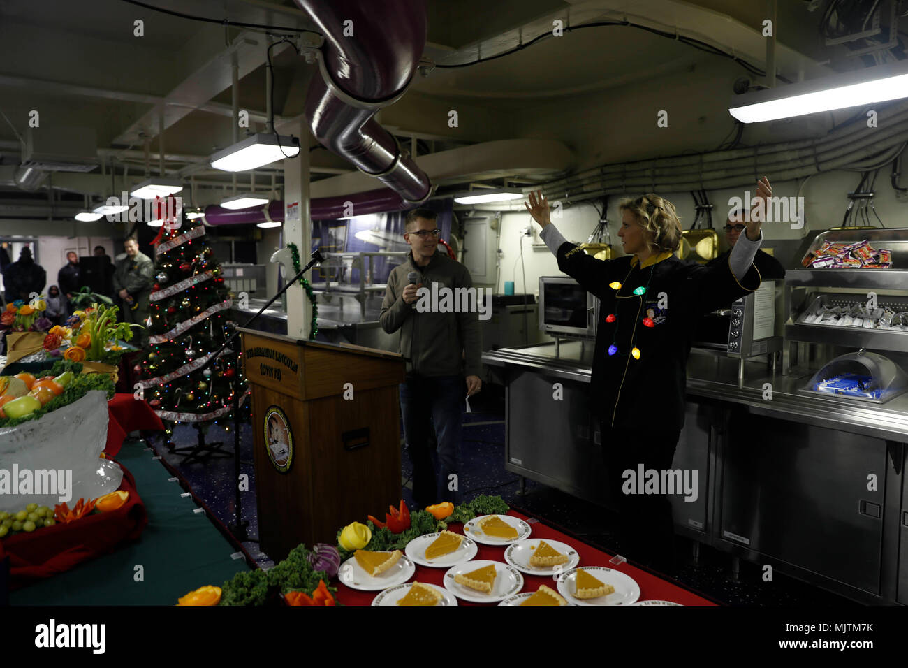 171225-N-FR275-0024 NORFOLK (déc. 25, 2017) Le lieutenant Youree Posey, un aumônier de la commande, et le Capitaine Amy Bauernschmidt, directeur général à bord du porte-avions de classe Nimitz USS ABRAHAM LINCOLN (CVN 72), la parole au cours d'une saison de vacances repas au mess le pont. (U.S. Photo par marine Spécialiste de la communication de masse de la classe 3ème Jacob Smith) Banque D'Images