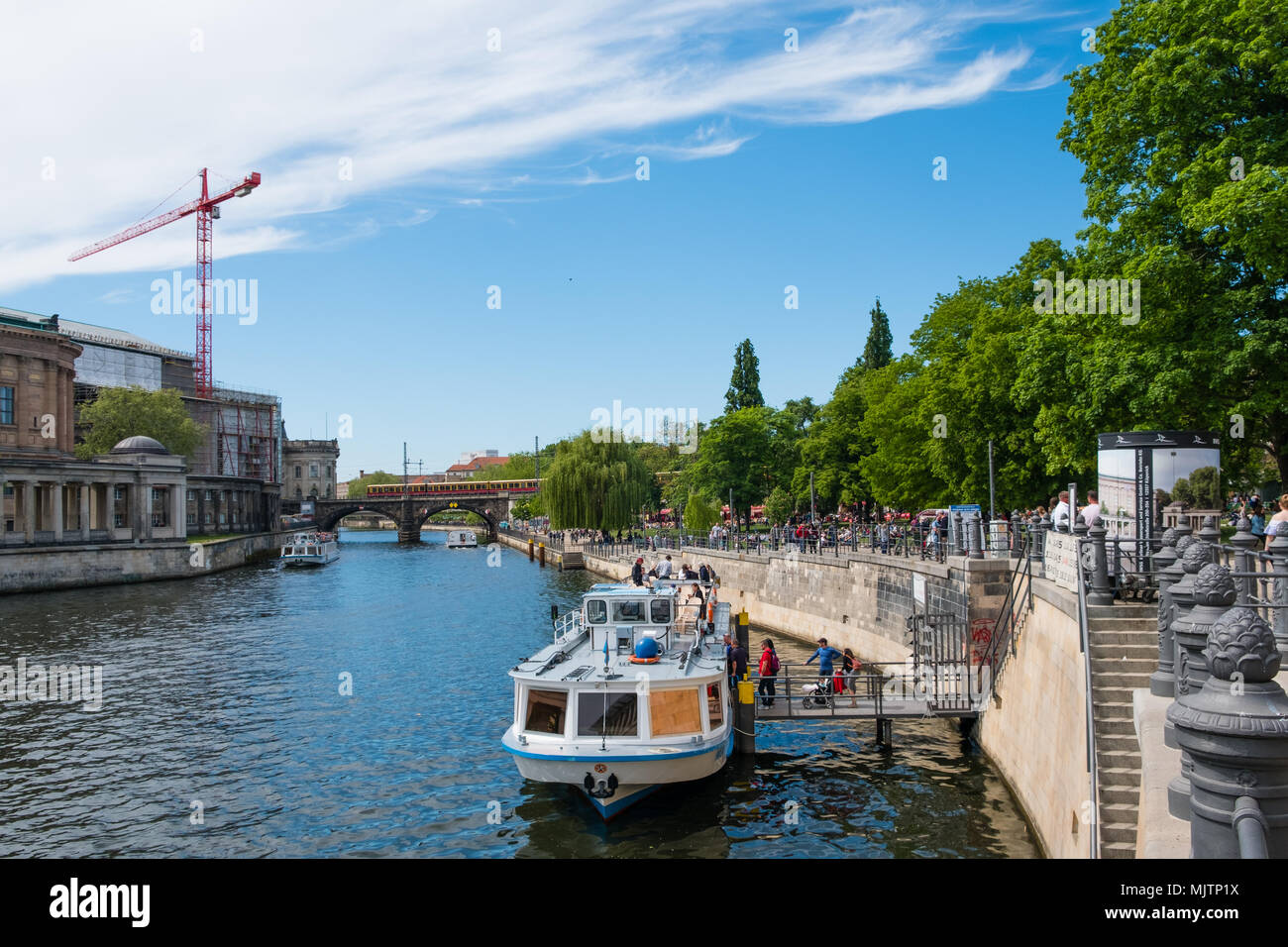 Berlin, Allemagne - mai 2018 : Bateau de tourisme sur la Spree à Monbijoupark dans Berlin Mitte sur une journée ensoleillée Banque D'Images