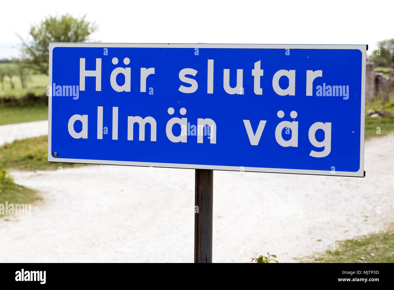 Signer avec texte en suédois indiquant que routier financé par la fonction publique se termine ici. Banque D'Images