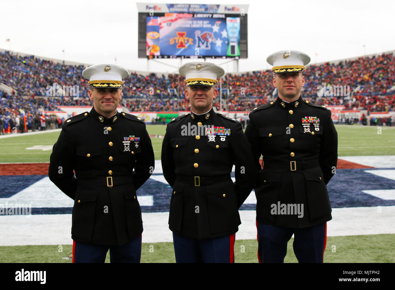 De gauche à droite le Major Jameson Norton, le colonel Jeffrey Smitherman, et le major Jonathan Landers se réunissent pour une photo rapide au cours de l'AutoZone Liberty Bowl au Liberty Bowl Memorial Stadium à Memphis, Tennessee, 30 décembre 2017. Le match était entre Iowa State et l'Université de Memphis. Smitherman est le 6ème district de recrutement du Corps des Marines, commandant la Station de recrutement est Landers Nashville Commandant, et Norton est l'agent de soutien au recrutement de Nashville RS. (U.S. Marine Corps photo par le Sgt. Mandaline Hatch) Banque D'Images