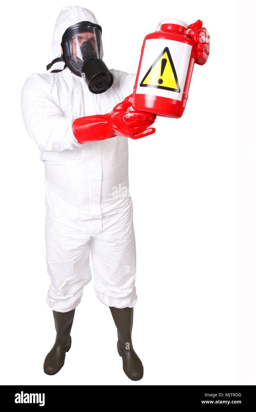 Homme dans un costume rouge avec des matières dangereuses Matières dangereuses conteneurs isolated on white Banque D'Images
