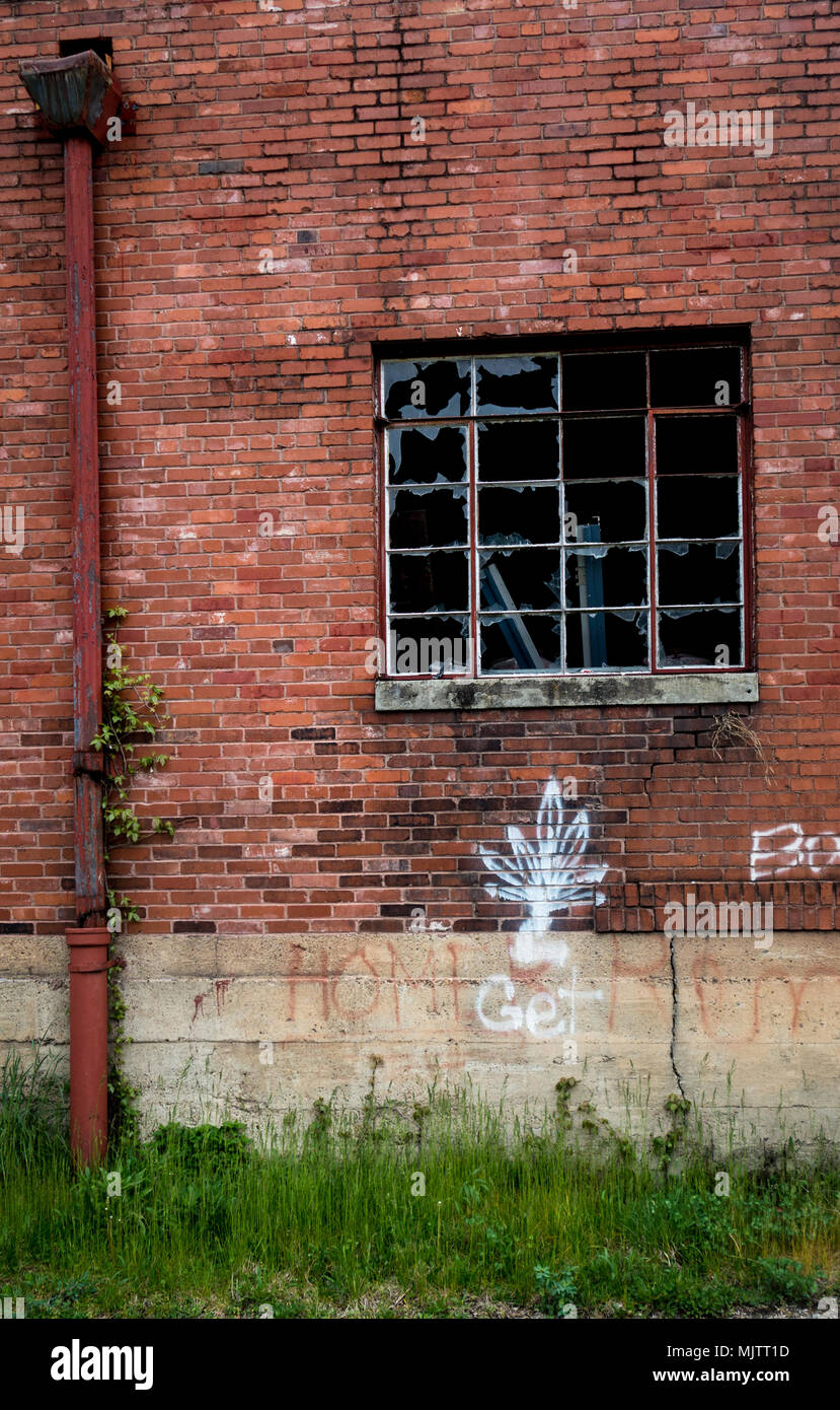 Extérieur d'un abandon, d'un bâtiment industriel en brique rouge en décomposition Banque D'Images