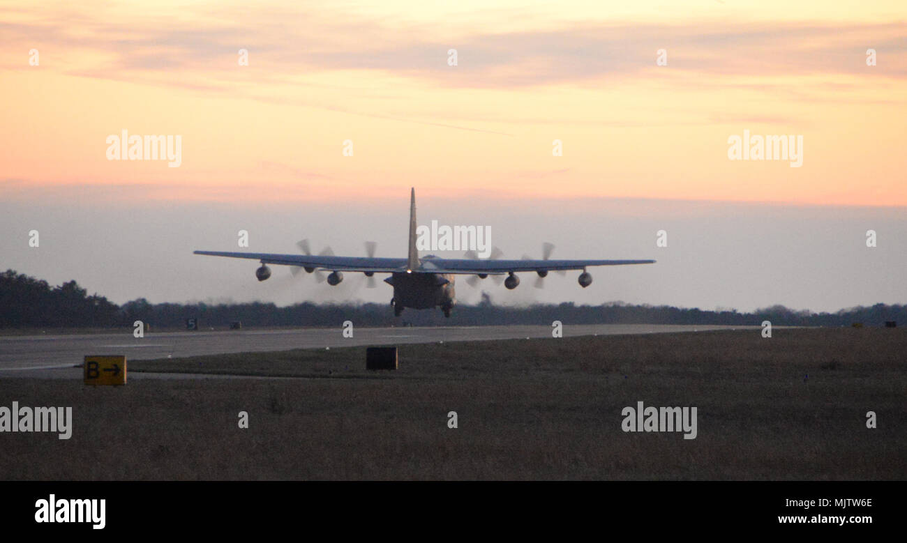 Les opérations aériennes HC-130P/N ont démontré une capacité de récupération du personnel dédiée lors de la formation de la Garde nationale aérienne de New York en 2017. L'image d'archive enregistre une plate-forme de sauvetage à voilure fixe partant pour des opérations d'exercice. Banque D'Images